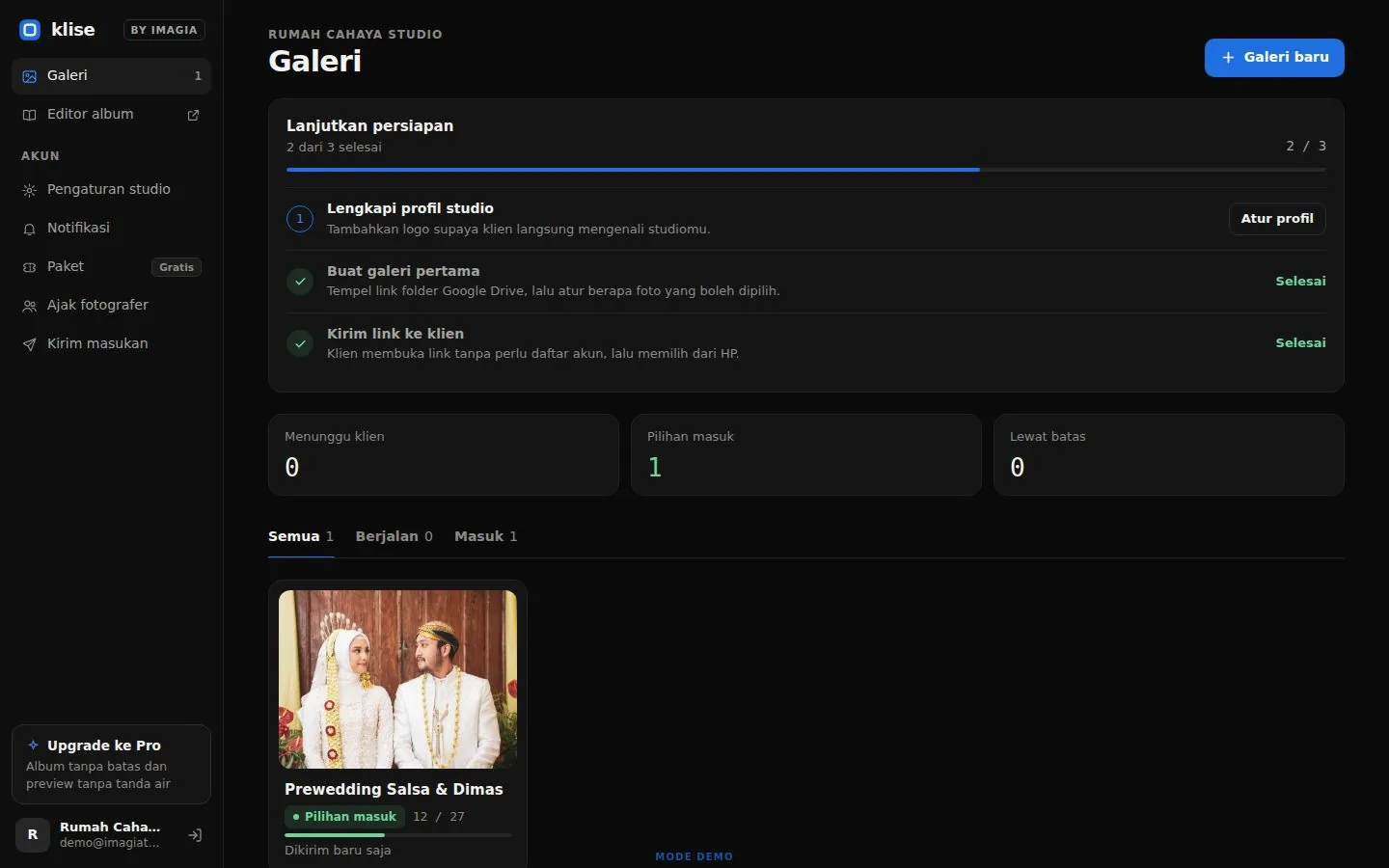 Daftar galeri di dasbor Klise dengan status menunggu klien